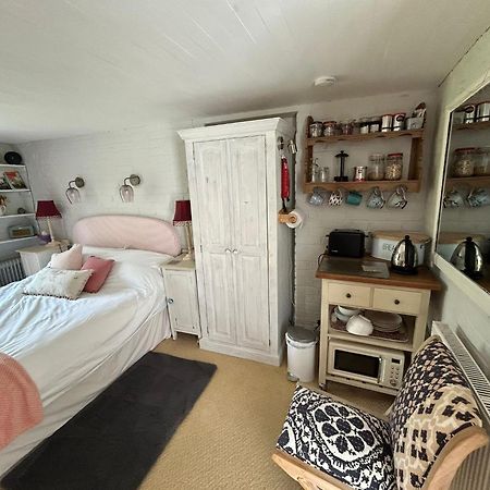 Cosy Cottage Ground Floor Bedroom Ensuite With Private Entrance Chichester Eksteriør billede
