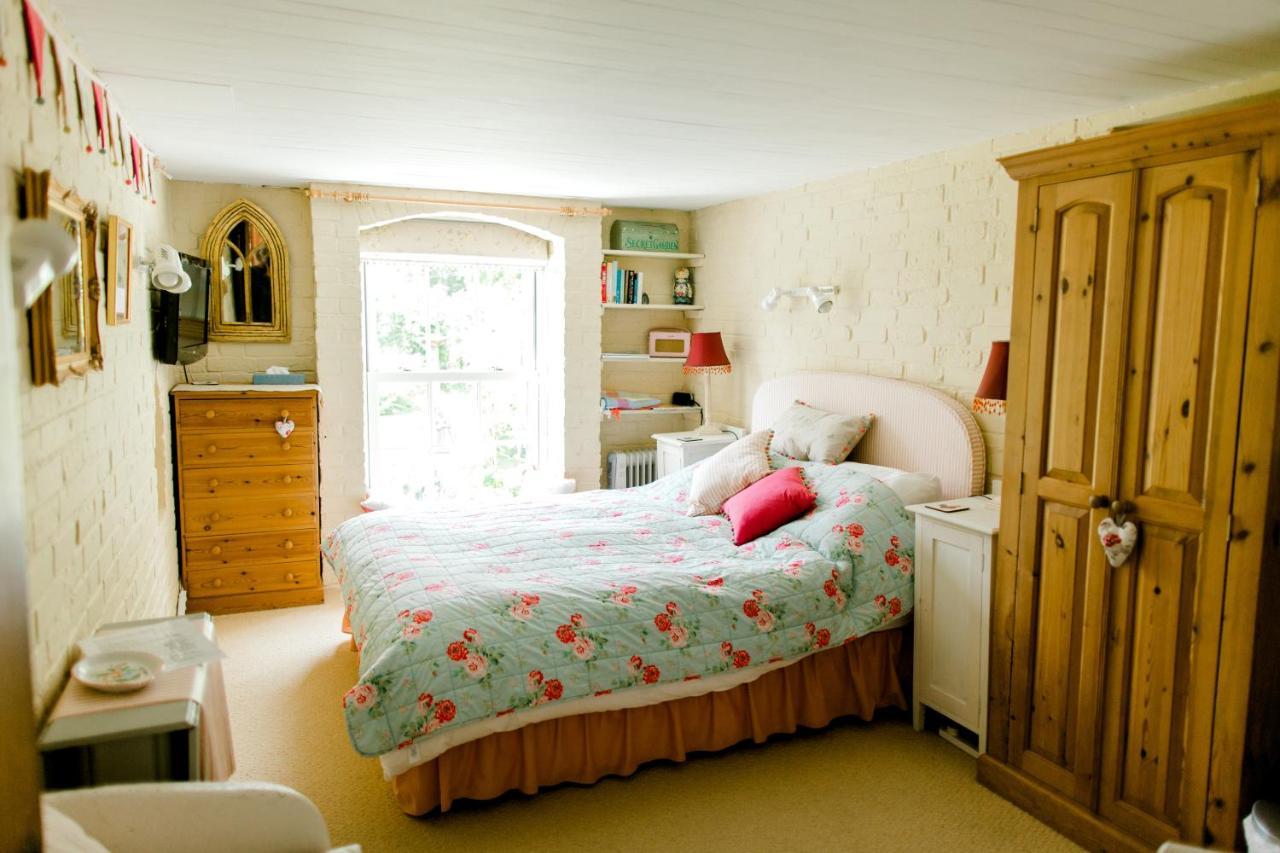 Cosy Cottage Ground Floor Bedroom Ensuite With Private Entrance Chichester Eksteriør billede