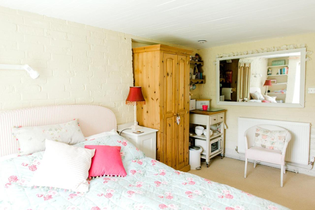 Cosy Cottage Ground Floor Bedroom Ensuite With Private Entrance Chichester Eksteriør billede