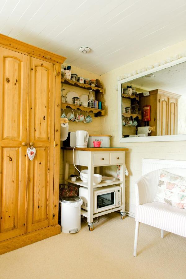 Cosy Cottage Ground Floor Bedroom Ensuite With Private Entrance Chichester Eksteriør billede