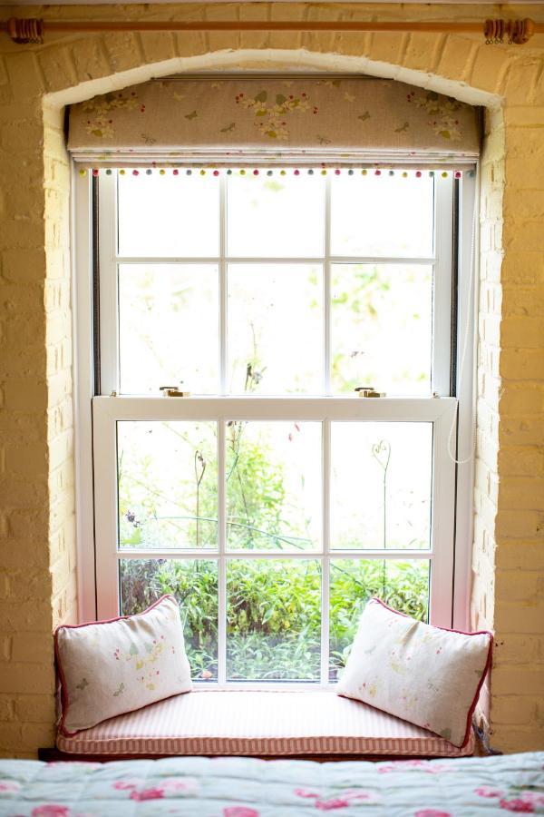 Cosy Cottage Ground Floor Bedroom Ensuite With Private Entrance Chichester Eksteriør billede