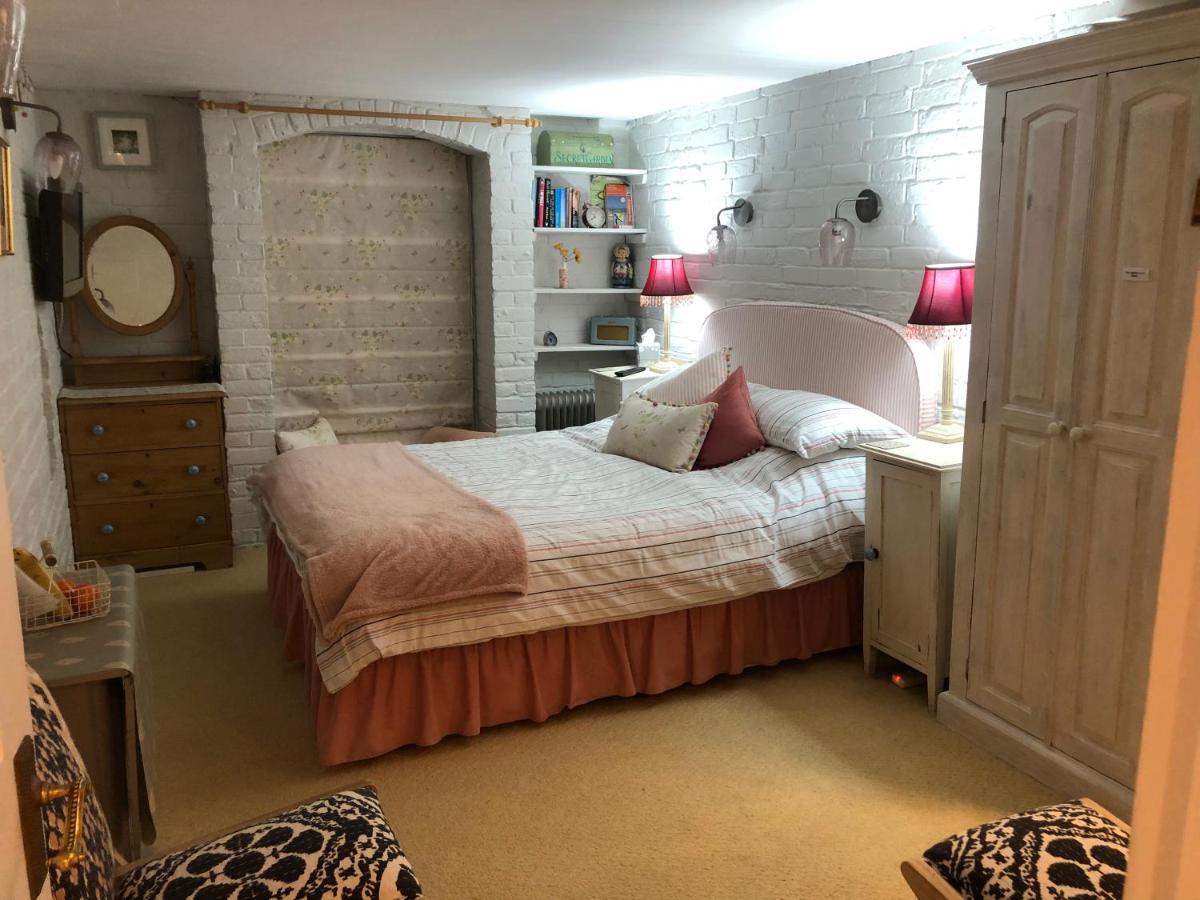 Cosy Cottage Ground Floor Bedroom Ensuite With Private Entrance Chichester Eksteriør billede