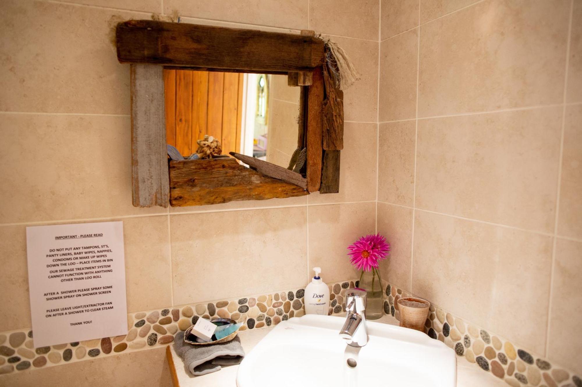 Cosy Cottage Ground Floor Bedroom Ensuite With Private Entrance Chichester Eksteriør billede